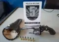 Homem tenta fugir da PM e é preso com revólver em bar Homem tenta fugir da PM e é preso com revólver em bar