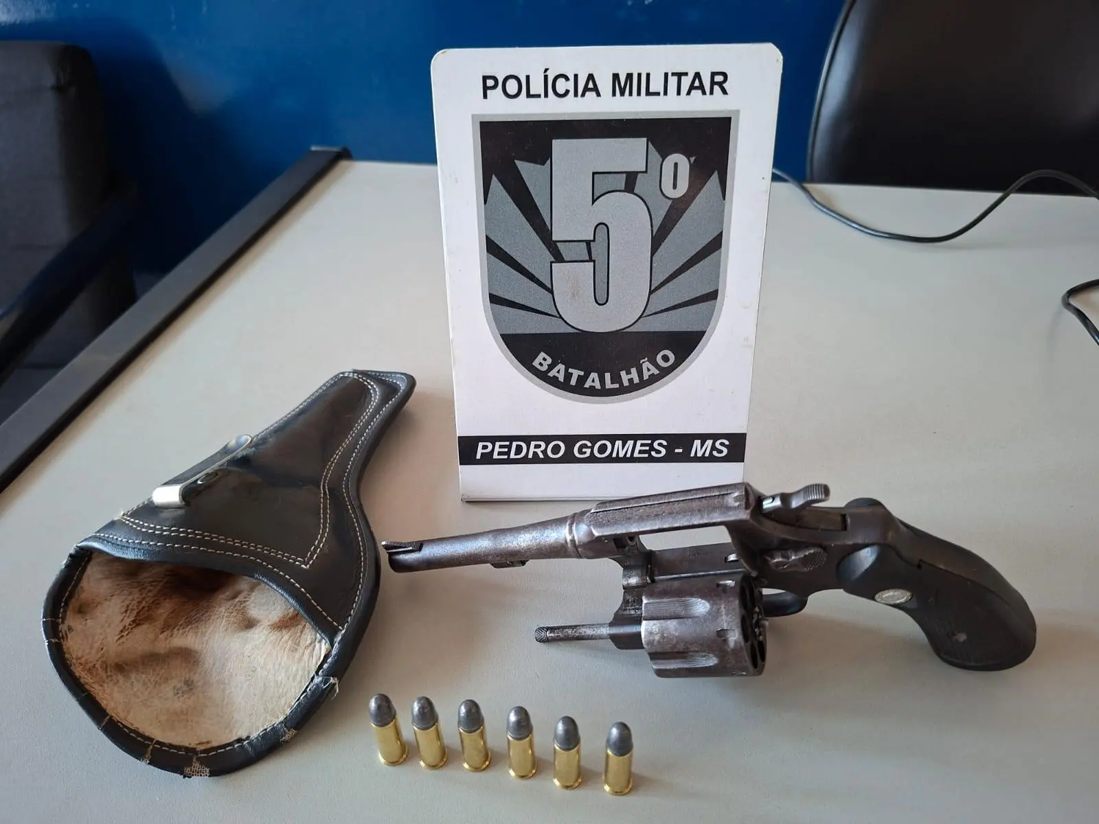 Homem tenta fugir da PM e é preso com revólver em bar