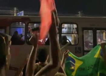 Fim da 6×1: Acadêmicos da UFMS fazem ato em apoio à reeleição de Lula em Campo Grande