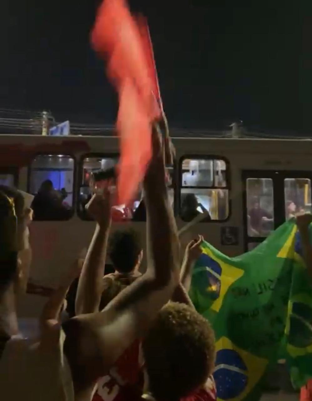 Fim da 6×1: Acadêmicos da UFMS fazem ato em apoio à reeleição de Lula em Campo Grande