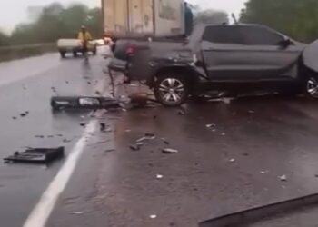Caminhonete bate em caminhão e deixa duas pessoas mortas na BR-163