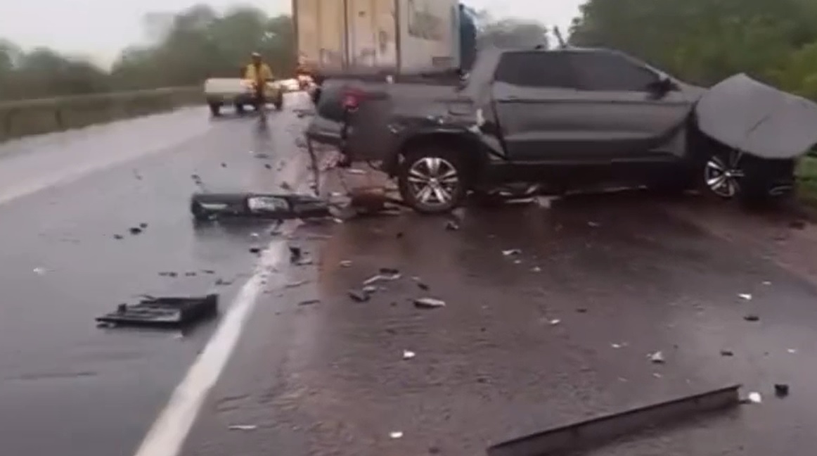 Caminhonete bate em caminhão e deixa duas pessoas mortas na BR-163