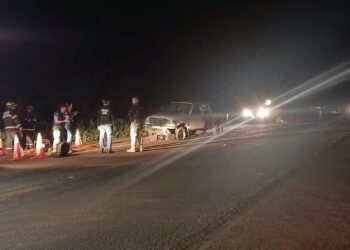 Motociclista morre após ser atingido por carreta e parar sob viatura na BR-060