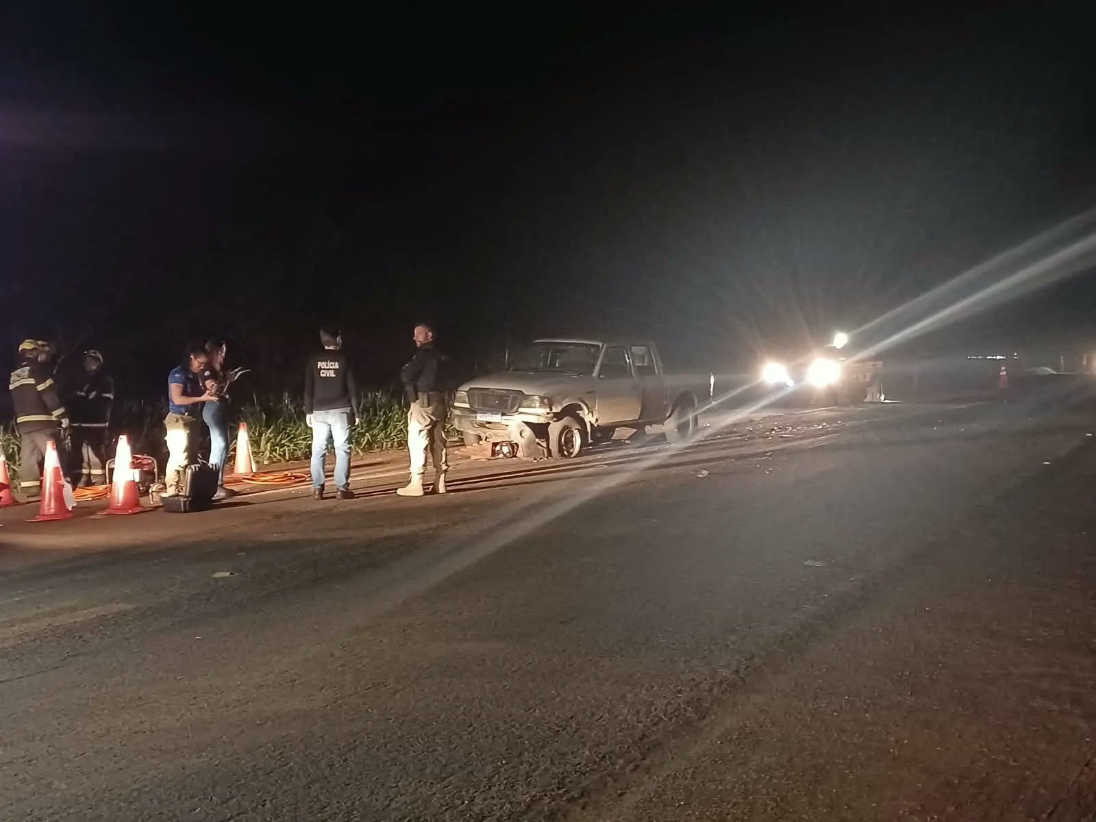 Motociclista morre após ser atingido por carreta e parar sob viatura na BR-060