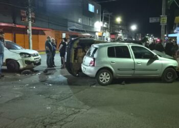 Carros batem no Centro de Campo Grande e um deles vira de lado Carros batem no Centro de Campo Grande e um deles vira de lado