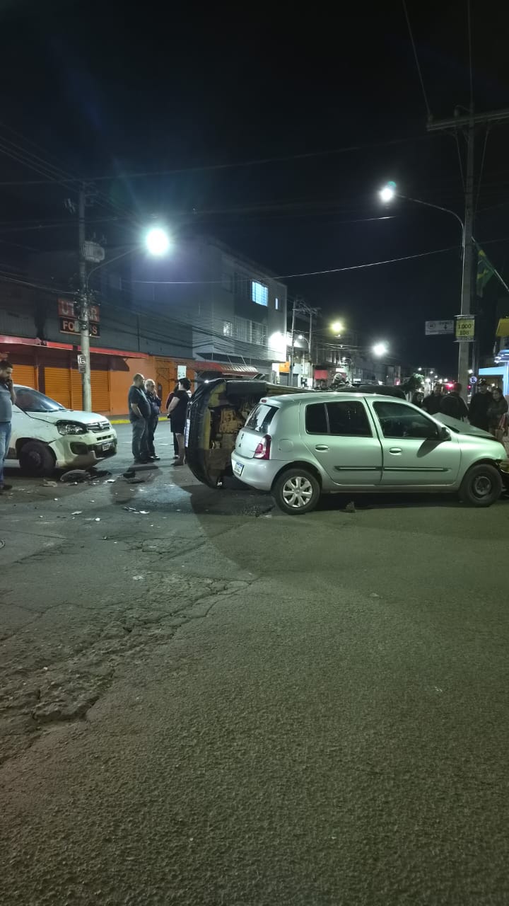 Carros batem no Centro de Campo Grande e um deles vira de lado