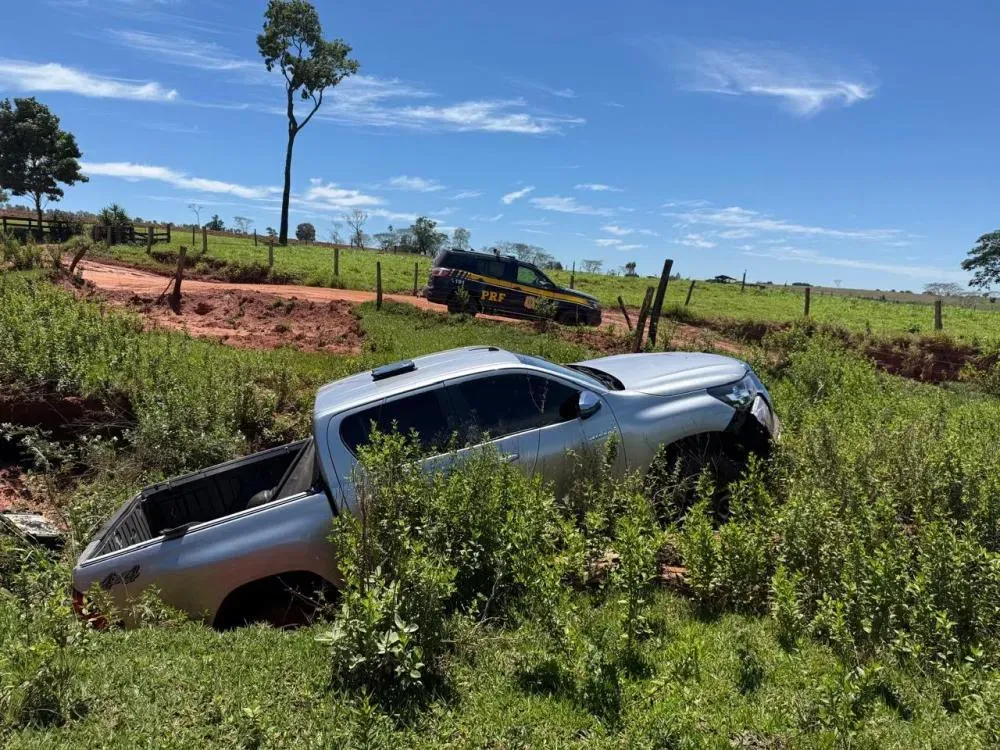 Motorista foge com Hilux furtada, invade fazenda e acaba preso