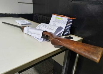 Polícia encontra arma, drogas e R$ 1,8 mil em casa e suspeito acaba na delegacia Polícia encontra arma, drogas e R$ 1,8 mil em casa e suspeito acaba na delegacia