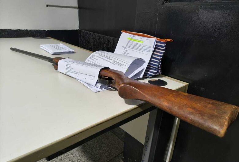 Polícia encontra arma, drogas e R$ 1,8 mil em casa e suspeito acaba na delegacia