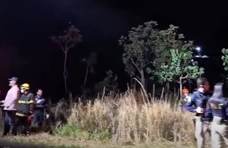 Acidente entre três veículos na BR-060 mata pai e filho