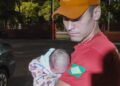 Mãe corre contra o tempo para salvar bebê de 1 mês engasgada Mãe corre contra o tempo para salvar bebê de 1 mês engasgada