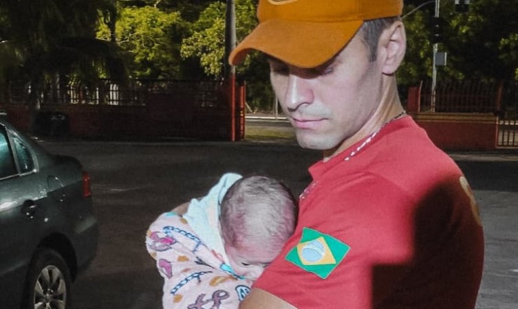 Mãe corre contra o tempo para salvar bebê de 1 mês engasgada