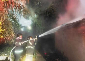 Incêndio atinge quatro cômodos de casa e causa prejuízos