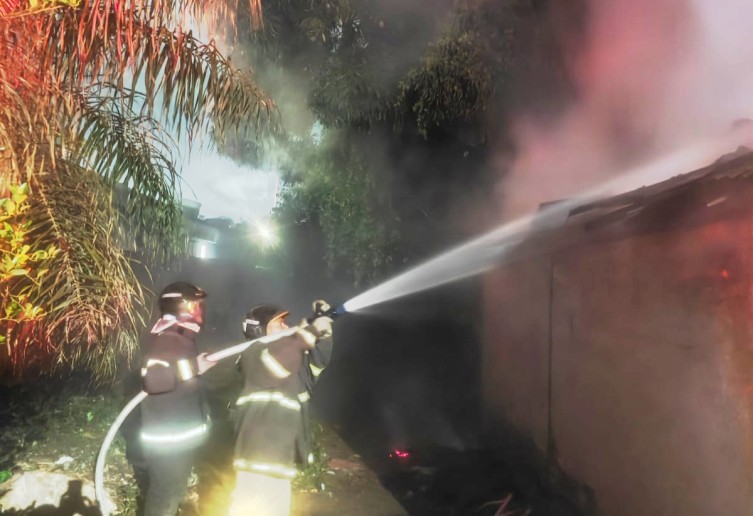 Incêndio atinge quatro cômodos de casa e causa prejuízos
