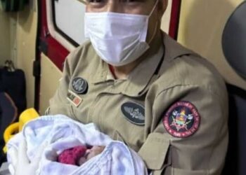 Bebê surpreende família e nasce no sofá de casa durante atendimento dos bombeiros Bebê surpreende família e nasce no sofá de casa durante atendimento dos bombeiros