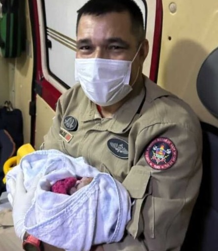 Bebê surpreende família e nasce no sofá de casa durante atendimento dos bombeiros