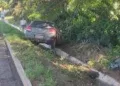 Motorista desvia de buraco, perde controle e sai da pista na MS-134 Motorista desvia de buraco, perde controle e sai da pista na MS-134