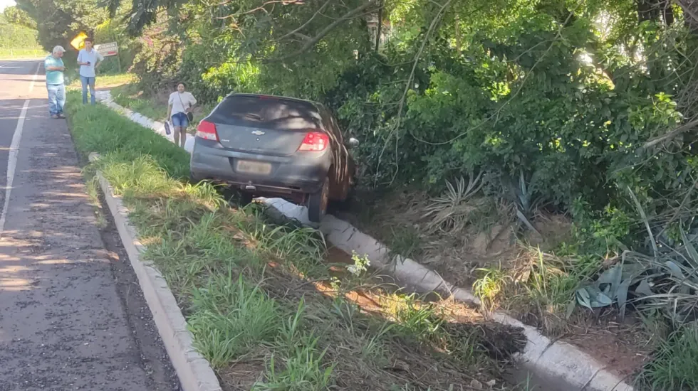 Motorista desvia de buraco, perde controle e sai da pista na MS-134