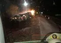 Carreta carregada de algodão tomba e é destruída pelo fogo na BR-163 Carreta carregada de algodão tomba e é destruída pelo fogo na BR-163