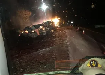 Carreta carregada de algodão tomba e é destruída pelo fogo na BR-163 Carreta carregada de algodão tomba e é destruída pelo fogo na BR-163