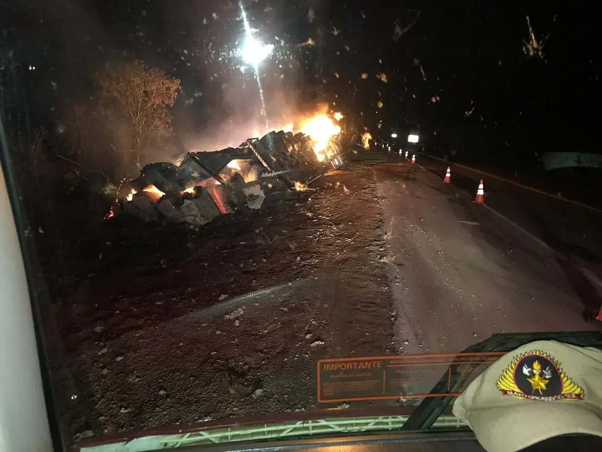 Carreta carregada de algodão tomba e é destruída pelo fogo na BR-163