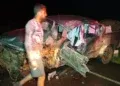 Vereador fica ferido após caminhonete bater de frente com carreta na BR-463 Vereador fica ferido após caminhonete bater de frente com carreta na BR-463