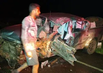 Vereador fica ferido após caminhonete bater de frente com carreta na BR-463 Vereador fica ferido após caminhonete bater de frente com carreta na BR-463