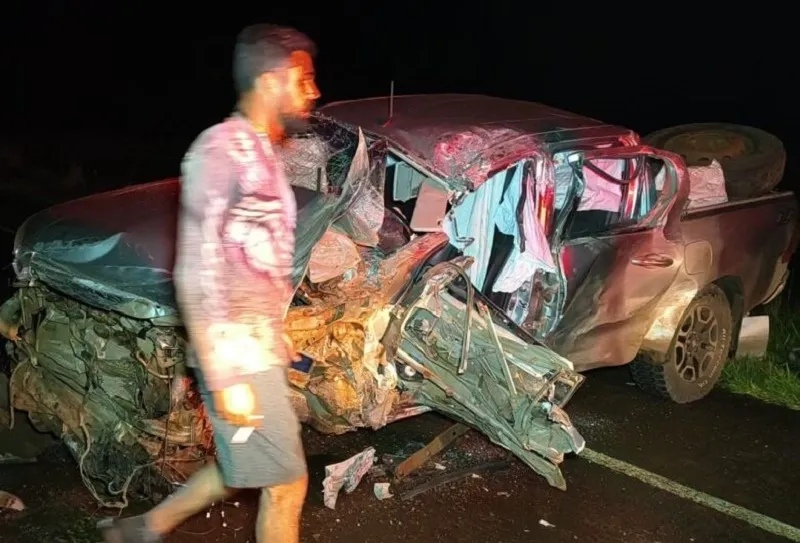 Vereador fica ferido após caminhonete bater de frente com carreta na BR-463