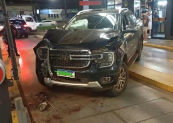 Caminhonete invade drive-thru após motorista perder controle na Avenida Mato Grosso Caminhonete invade drive-thru após motorista perder controle na Avenida Mato Grosso