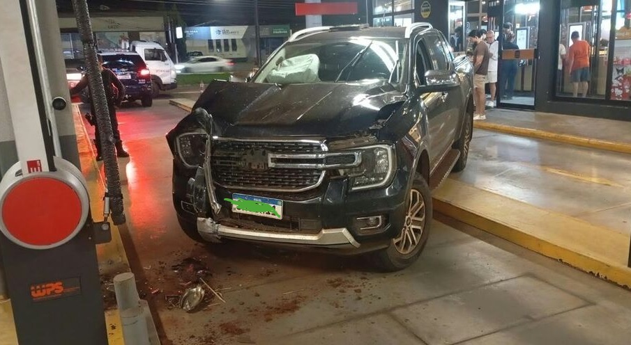 Caminhonete invade drive-thru após motorista perder controle na Avenida Mato Grosso
