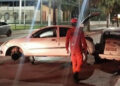 Carro bate em árvore e adolescente fica ferida Carro bate em árvore e adolescente fica ferida