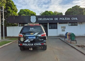 Mulher é presa suspeita de usar cartão perdido para fazer compras Mulher é presa suspeita de usar cartão perdido para fazer compras