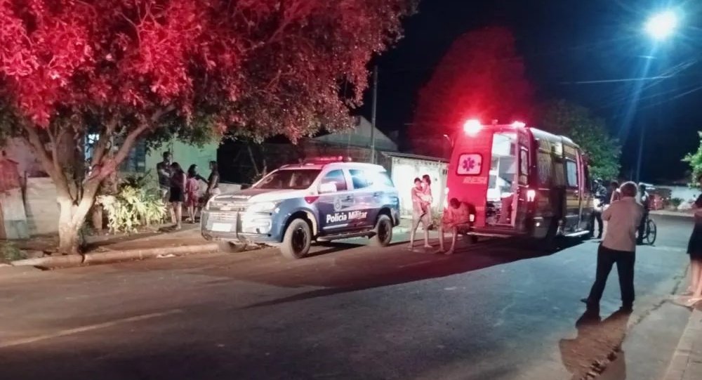 Criança fica gravemente ferida em incêndio que atingiu casa de família
