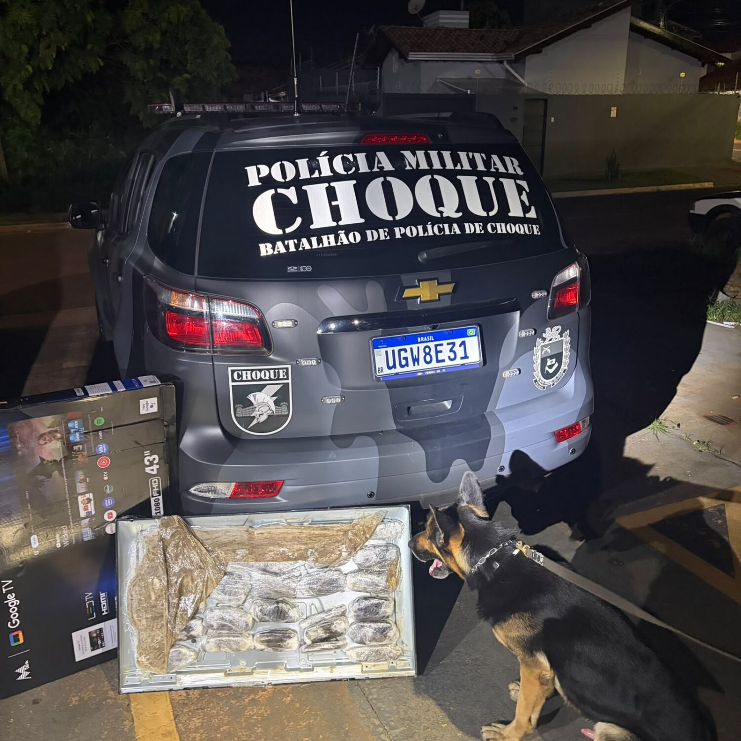 Droga camuflada dentro de TV é encontrada por cão farejador em Campo Grande