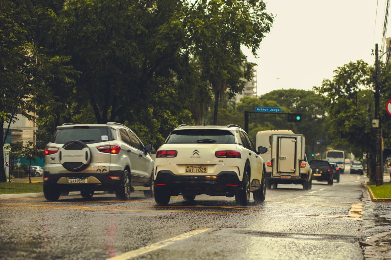 Feriadão sob ameaça de temporais: chuva forte pode provocar alagamentos e transtornos