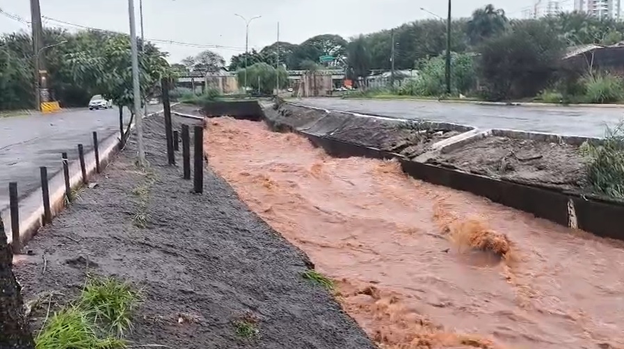 Após temporal, Campo Grande amanhece sem chuva, mas estragos e alagamentos deixam rastro de destruição
