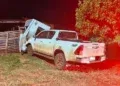 Após beber cerveja, homem foge da polícia e destrói cerca de casa com Hilux Após beber cerveja, homem foge da polícia e destrói cerca de casa com Hilux