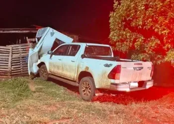 Após beber cerveja, homem foge da polícia e destrói cerca de casa com Hilux Após beber cerveja, homem foge da polícia e destrói cerca de casa com Hilux