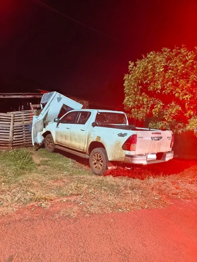 Após beber cerveja, homem foge da polícia e destrói cerca de casa com Hilux