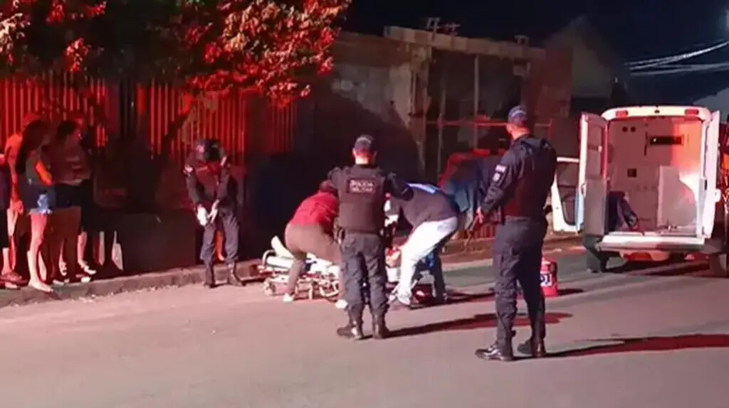 Adolescente de 17 anos fica em estado gravíssimo após ser baleado