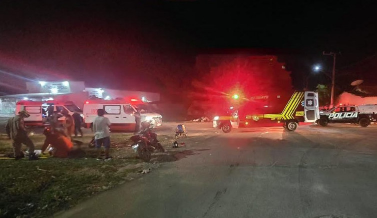 Três pessoas ficam feridas após acidente entre duas motos
