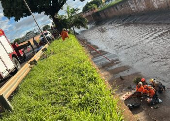 Fiação provoca queda de motociclista em córrego e homem é arrastado pela correnteza