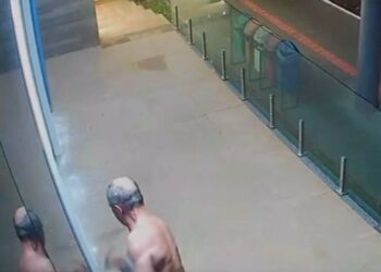 Vídeo: após resultado eleitoral, homem quebra fachada de Câmara de Vereadores em MS Vídeo: após resultado eleitoral, homem quebra fachada de Câmara de Vereadores em MS