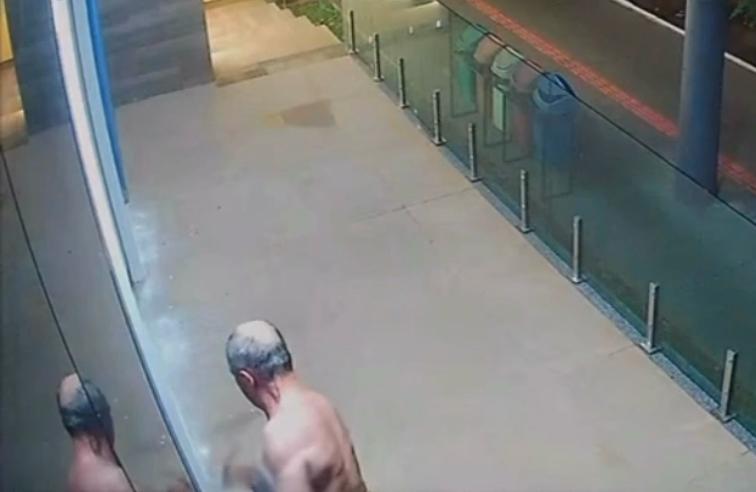 Vídeo: após resultado eleitoral, homem quebra fachada de Câmara de Vereadores em MS 