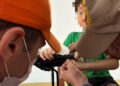 Bombeiros retiram dedo de menino preso em carteira escolar em Corumbá Bombeiros retiram dedo de menino preso em carteira escolar em Corumbá