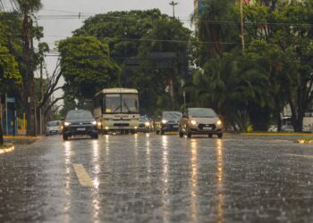 Defesa civil emite alerta amarelo para risco de temporais Defesa civil emite alerta amarelo para risco de temporais