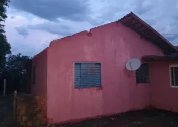 Ventos que podem ter passado dos 100 km/h destelham casas durante a madrugada Ventos que podem ter passado dos 100 km/h destelham casas durante a madrugada