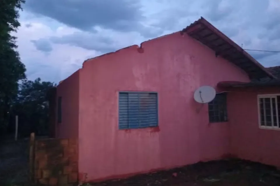 Ventos que podem ter passado dos 100 km/h destelham casas durante a madrugada