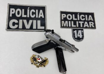 Denunciado por circular armado, homem é preso com pistola e dezenas de peixes