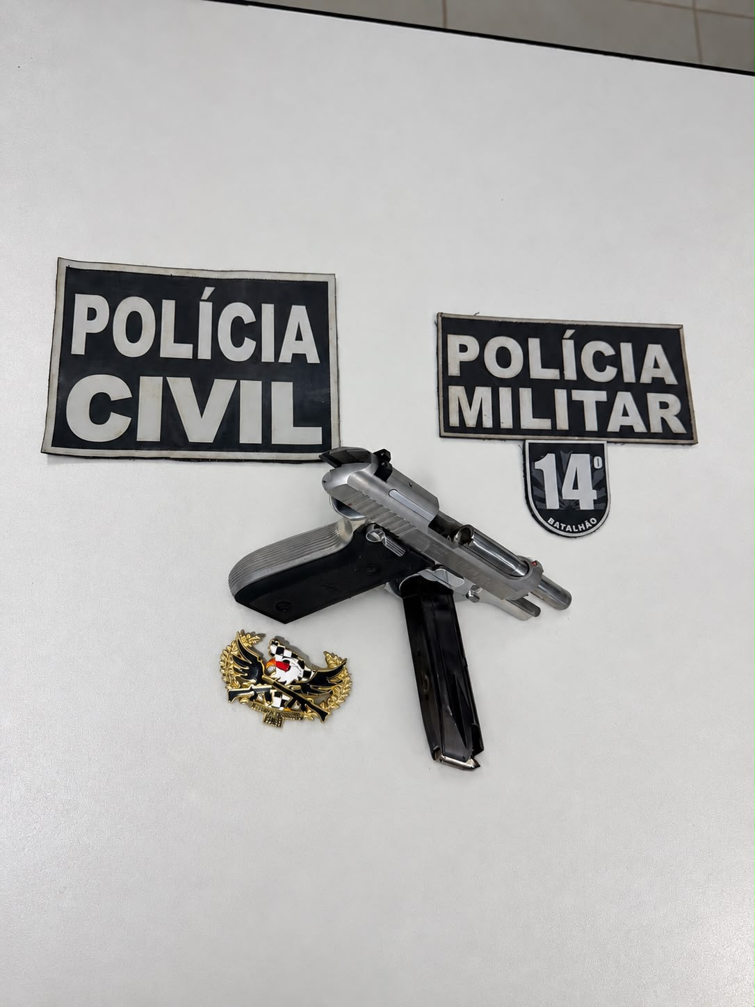Denunciado por circular armado, homem é preso com pistola e dezenas de peixes